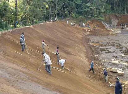 Trabajadores en una de las presas promovidas en Kenia por el Guiseppe Argese.