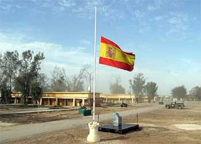 La bandera española ondea a media asta, por las víctimas de los atentados del 11-M en Madrid, en la base española de Diwaniya (Irak).