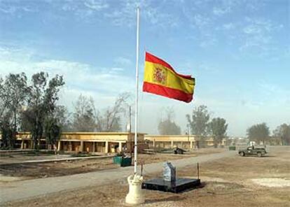 La bandera española ondea a media asta, por las víctimas de los atentados del 11-M en Madrid, en la base española de Diwaniya (Irak).