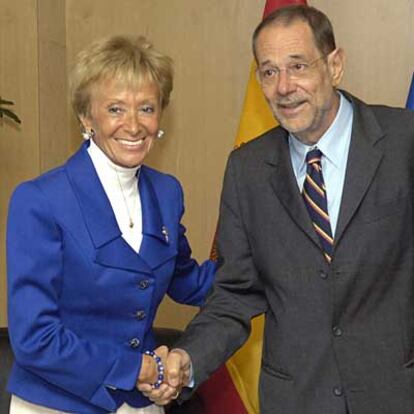 La vicepresidenta primera del Gobierno español, María Teresa Fernández de la Vega saluda al secretario general del Consejo de la Unión Europea  y Alto Representante de la Política Exterior y Seguridad Común de la UE, Javier Solana.