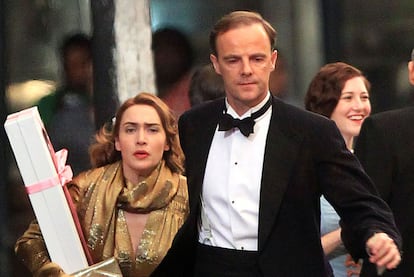 Kate Winslet y Brian F. O&#39;Byrne, en una escena de la serie de televisión<i> Mildred Pierce</i>.