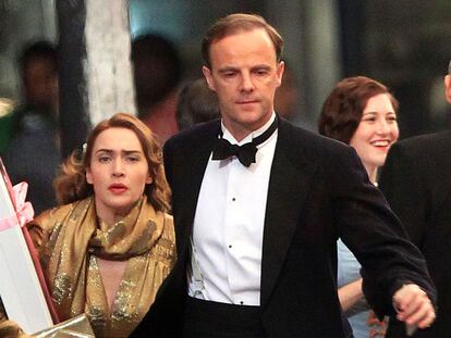 Kate Winslet y Brian F. O'Byrne, en una escena de la serie de televisión<i> Mildred Pierce</i>.
