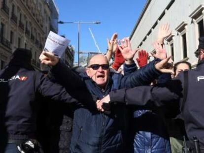 Cientos de personas sortean las barreras de seguridad del Congreso de los Diputados y protestan ante la Cámara