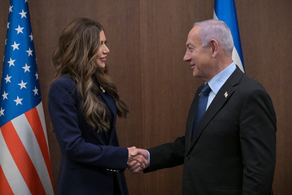 La secretaria de Seguridad Nacional de Estados Unidos, Kristi Noem, con el primer ministro israelí, Benjamín Netanyahu, el domingo en Jerusalén.