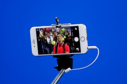 El tenista Novak Djokovic se hace un selfie con los espectadores tras derrotar al estadounidense John Isner. Djokovic será el rival del español David Ferrer en las semifinales del Abierto de China que se disputa en el Centro Nacional de Tenis de Pekín.