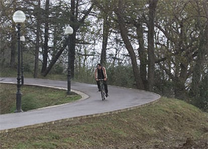 Un joven montaba ayer en bicicleta por el parque donostiarra de Puio, que no pudo inaugurarse oficialmente debido al mal tiempo.