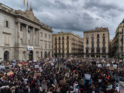 Concentración para protestar por la muerte de George Floyd en la plaza Sant Jaume de Barcelona.