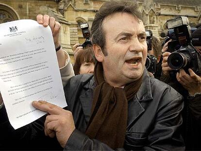 Gerry Conlon muestra la carta de disculpa de Tony Blair frente al Parlamento británico.