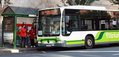 Un autobús durante la tercera jornada de huelga de Bizkaibus.