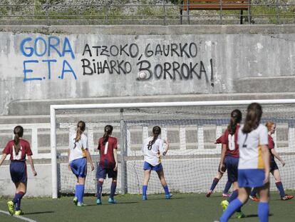 Pintadas a favor de ETA realizadas en un campo de fútbol de San Sebastián al día siguiente del desarme de la banda.