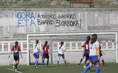 Pintadas a favor de ETA realizadas en un campo de fútbol de San Sebastián al día siguiente del desarme de la banda.
