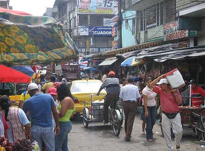 Aspecto de una céntrica y bulliciosa calle de la ciudad ecuatoriana de Santo Domingo de los Colorados.