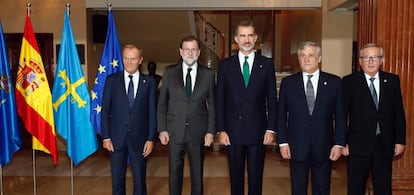 El Rey Felipe VI posa junto al presidente del Gobierno español, Mariano Rajoy (2i), el presidente del Consejo Europeo, Donald Tusk (i), el presidente del Parlamento Europeo, Antonio Tajani (2d), y el presidente de la Comisión Europea, Jean-Claude Juncker (d), en los premios Princesa de Asturias.