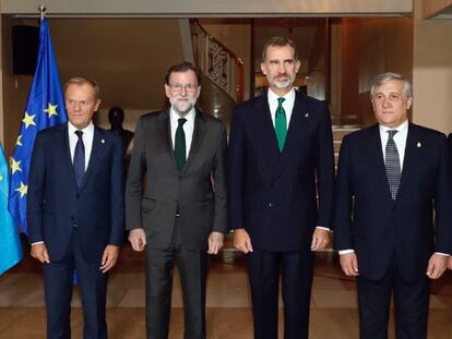 El Rey Felipe VI posa junto al presidente del Gobierno español, Mariano Rajoy (2i), el presidente del Consejo Europeo, Donald Tusk (i), el presidente del Parlamento Europeo, Antonio Tajani (2d), y el presidente de la Comisión Europea, Jean-Claude Juncker (d), en los premios Princesa de Asturias.