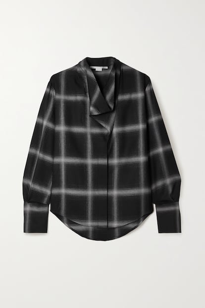 Stella McCartney es otra de las diseñadoras que versiona la camisa de cuadros más tradicional esta temporada. Lo hace en clave minimalista y con un cuello de lo más original. La tienes aquí por 695 euros.