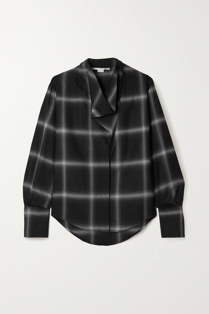 Stella McCartney es otra de las diseñadoras que versiona la camisa de cuadros más tradicional esta temporada. Lo hace en clave minimalista y con un cuello de lo más original. La tienes aquí por 695 euros.