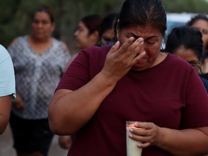 Un grupo de familiares y amigos de los 10 mineros atrapados en la mina El Pinabete, en Sabinas, Coahuila, realizan una marcha con velas en homenaje a los obreros, el pasado agosto.