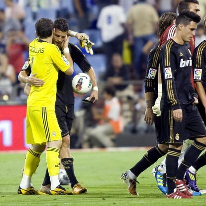 El capitán del equipo, Iker Casilla, felicita a Cristiano por sus tres goles.