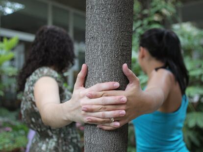Vanessa, a la izquierda, y Miriam solo empezaron a vivir sus vidas hace ocho años, tras huir con su madre y sus otras dos hermanas de su padre.