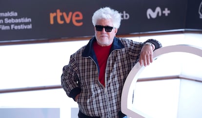 Almodóvar es fotografiado por la prensa en el interior del Kursaal tras la proyección de su largometraje 'La habitación de al lado'.