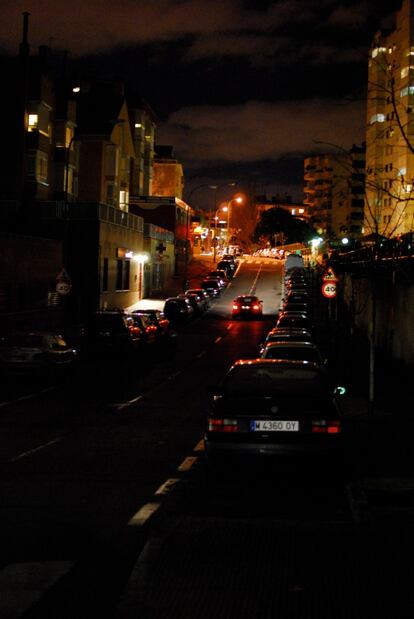 La calle de Agastia, cerca de Arturo Soría, en oscuras la noche del 11 de enero. Los residentes se quejan de que sufren apagones todos los meses.