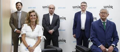 De izquierda a derecha, Miguel Ángel Sastre, vicerrector de calidad de la UCM, Carolina Jeux, consultora de educación digital, Mariano Jabonero, secretario general de la OEI, Jordi Sevilla, exministro y presidente del Consejo Social de Unir, y Rafael Puyol, presidente de Unir.