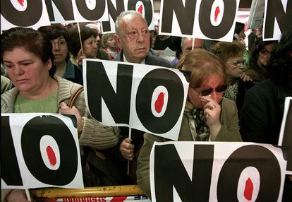 18 de marzo de 2004. Madrid. Una semana después de los atentados, cientos de personas acudieron a la estación de Atocha en homenaje a las víctimas.