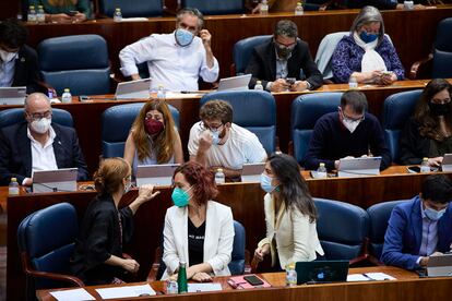 Los diputados de Más Madrid conversan durante el debate de investidura.
