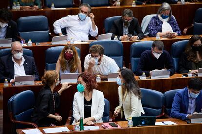 Los diputados de Más Madrid conversan durante el debate de investidura. 