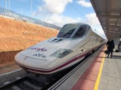 Tren de alta velocidad en la estaci&oacute;n Fernando Zobel de Cuenca.