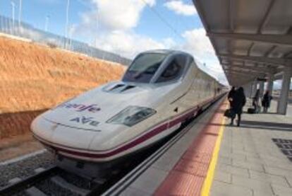 Tren de alta velocidad en la estaci&oacute;n Fernando Zobel de Cuenca.