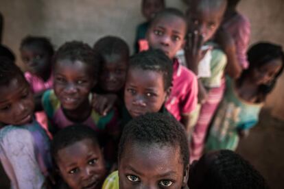 Algunos de los hijos del matrimonio Sande y otros niños del barrio miran a cámara. Los niños, especialmente los menores de cinco años, son los más vulnerables a la malaria. Un estudio anterior llevado a cabo en Mopeia indicó que, a pesar de que la población cuenta con todas las medidas de prevención disponibles, como mosquiteras e insecticidas, la prevalencia de paludismo en menores en esa franja de edad fue del 75% en 2019.