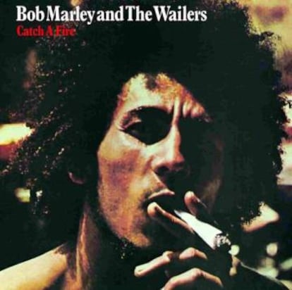 Esta es la portada más conocida de 'Catch a fire', con Bob Marley fumándose un peta del tamaño de una palmera tropical.