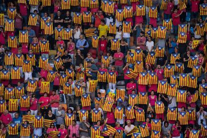 Unas 7.000 personas disfrutaron como público de la actuación castellera más importante, que también cuenta con una gran cobertura mediática, cada vez más internacional. En la imagen, gente del público sujeta banderas independentistas durante la actuación.