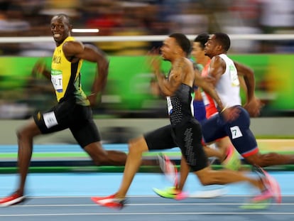 Usain Bolt adelanta a todos sus rivales en una de sus carreras en Río 2016.