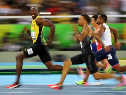 Usain Bolt adelanta a todos sus rivales en una de sus carreras en Río 2016.