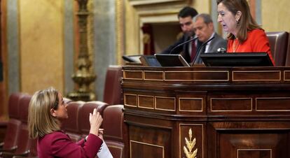 La diputada de Coalición Canaria, Ana Oramas (izquierda), conversa este jueves con la presidenta del Congreso, Ana Pastor.