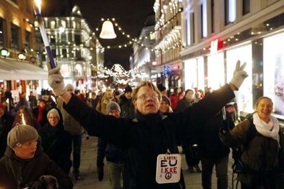 Un manifestante camina por una calle de Oslo contra la concesión del premio Nobel de la Paz a la UE.