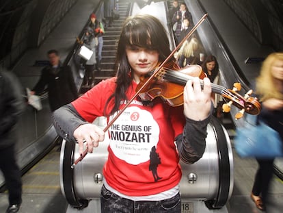 Olivia Shotton toca el violín en el metro de Londres.