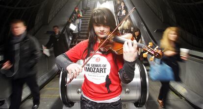 Olivia Shotton toca el violín en el metro de Londres.