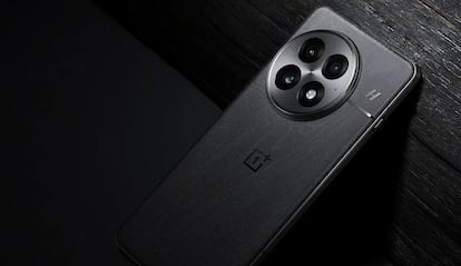 Diseño del OnePlus 13 de color negro