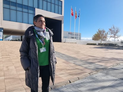 Ana Díaz, teleoperadora de urgencias sanitarias de la Comunidad de Madrid, este miércoles en la puerta del centro sanitario Zendal.