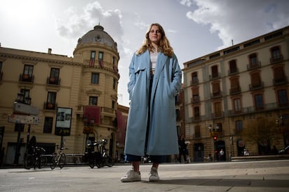 240319.- Daria Noskova, estudiante extracomunitaria de Ciencias Políticas, posa en el centro de Granada.