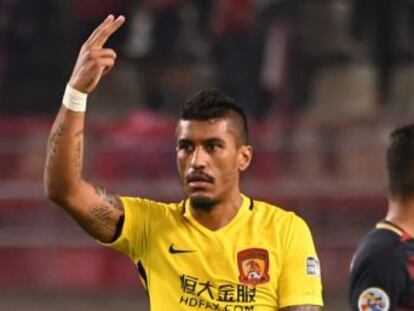 El club azulgrana paga al Guangzhou chino 40 millones por el centrocampista brasileño, que firma por cuatro años y tendrá una cláusula de rescisión de 120 millones