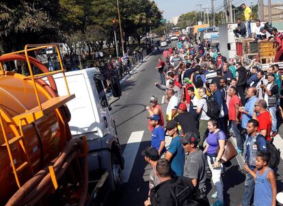 Protesto em apoio aos caminhoneiros em frente ao Ceagesp, em São Paulo, praticamente desabastecido nesta segunda-feira, oitavo dia da greve dos caminhoneiros.