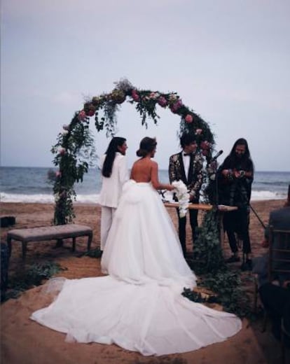 Dulceida y Alba Paul, en su boda, oficiada por Javier Calvo y el cantante Carlos Sadness y celebrada en septiembre de 2016 en Sitges.