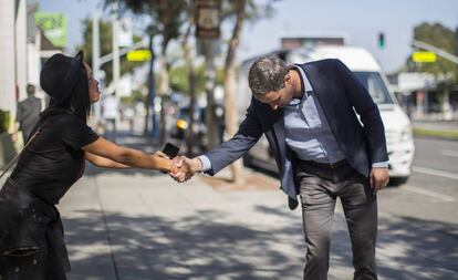 Beto O'Rourke saluda a una seguidora mientras posa para las fotos de EL PAÍS, el viernes en West Hollywood, California.