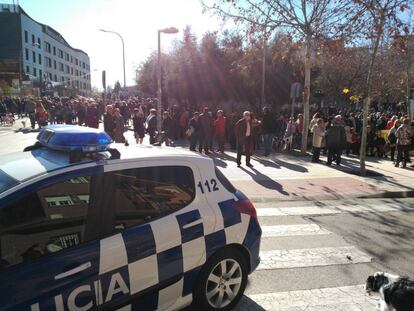 Un coche policial en las inmediaciones de un colegio en Pinto.