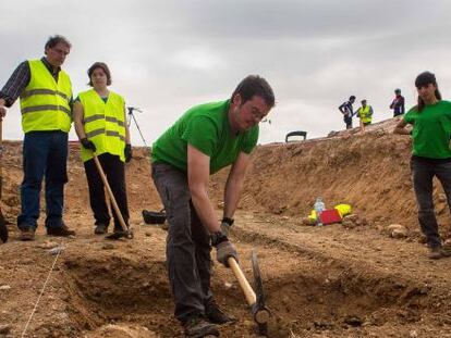 Trabajos de b&uacute;squeda de la una fosa en Alfacar (Granada).