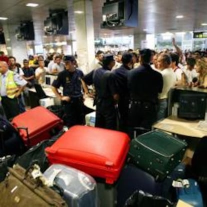 Protestas de afectados por la huelga de trabajadores en El Prat, Barcelona.